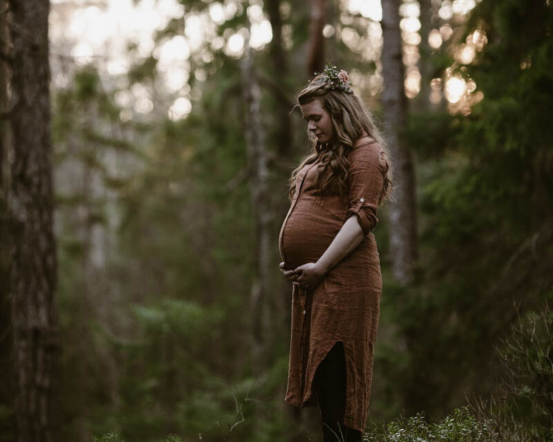 Bohemisk gravidfotografering i skogen