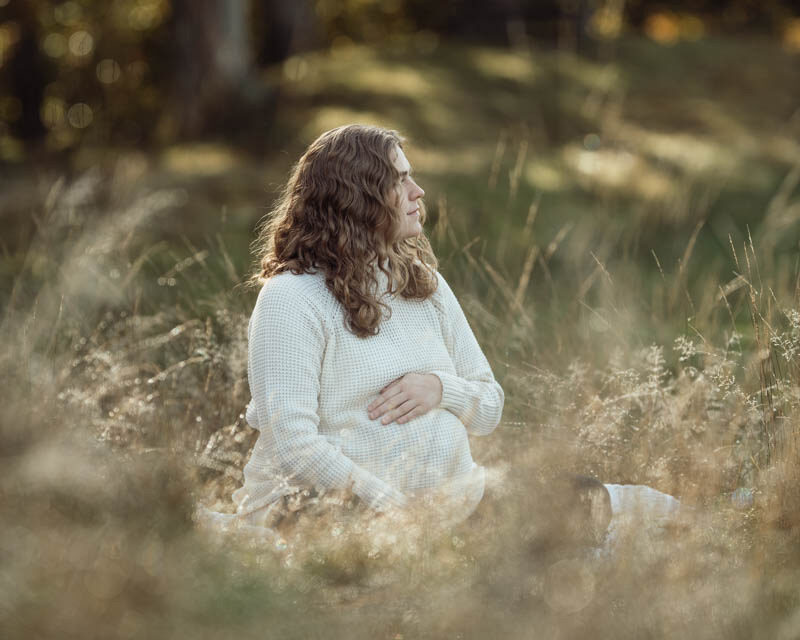 Bohemisk gravidfotografering på äng